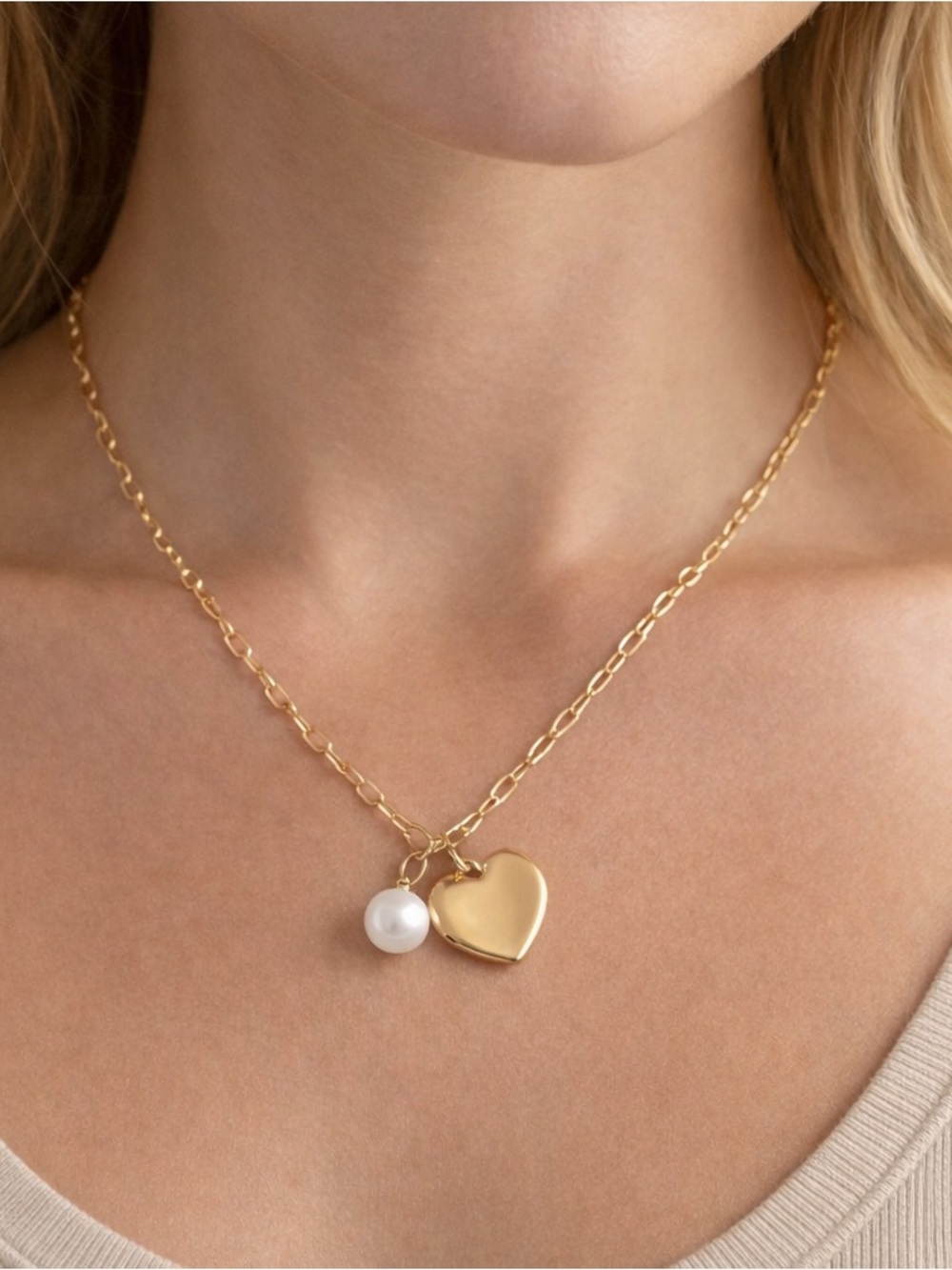 NWT! 🤎Beautiful golden chain necklace with faux pearl and puffed heart pendants
